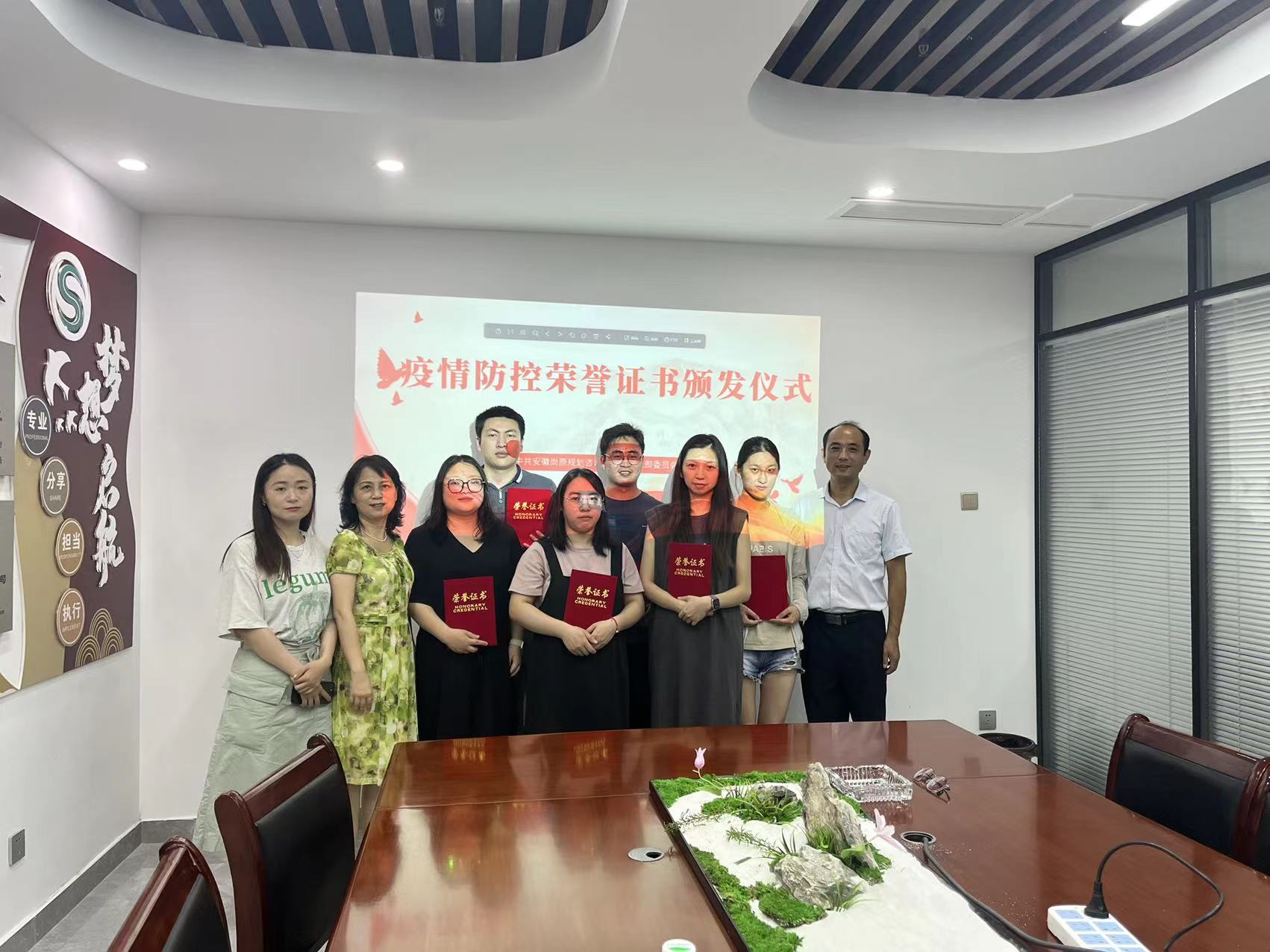 讓黨旗在“疫”線飄揚(yáng)——為抗擊疫情志愿服務(wù)者頒發(fā)榮譽(yù)證書(shū)